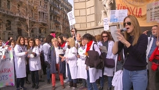 Metges de l'assistència primària concentrats davant la seu de l'ICS a Barcelona