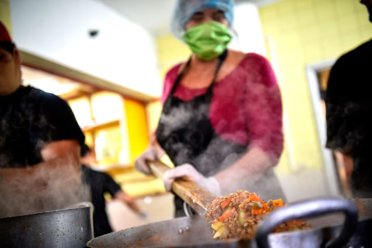 "Las personas no deberían tener que comer en ollas populares"