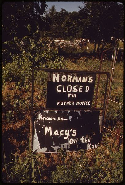 File:THE OWNER OF THIS HUGE JUNK SHOP ON THE KANSAS RIVER IN BONNER SPRING DIED IN 1971. NOW THERE IS ONLY THE RIVER AND... - NARA - 552092.jpg