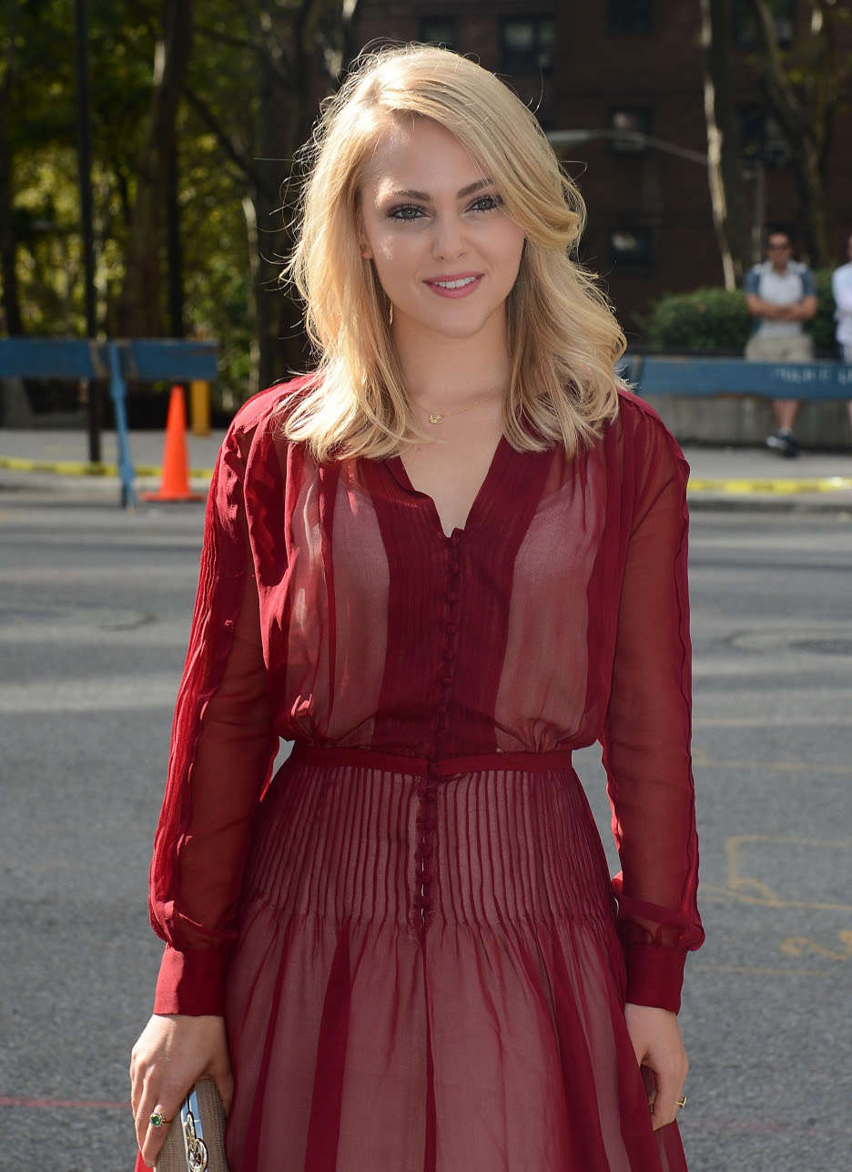 Annasophia Robb S Event Ensembles New York Fashion Week Top Buttons 499,369 likes · 1,483 talking about this.