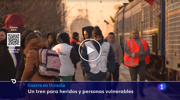 Evariste Bayedi, enfermera de MSF, atiende al hijo de Mayunga Papy en el sitio para desplazados internos Simbambéli en Kwamouth. Mayunga Papy planeaba vender su terreno para llevar a su hijo a Kinshasa para recibir tratamiento, pero la llegada de la clínica móvil de MSF significó que su hijo podría recibir tratamiento gratuito en el lugar.