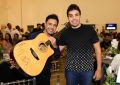 Zezé Di Camargo e Pedro Miranda, que arrematou o violão por R$ 90 mil