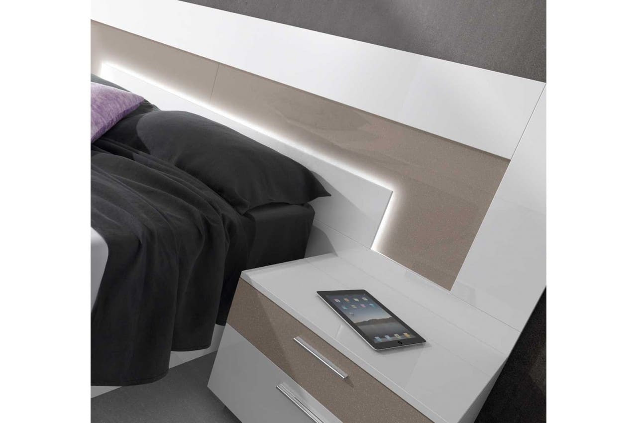 Plus classique, la tête de lit avec étagères intégrées vous permet d'exposer vos derniers souvenirs de voyage ou la photo de vos enfants. Tete De Lit Une Idees Pour La Deco