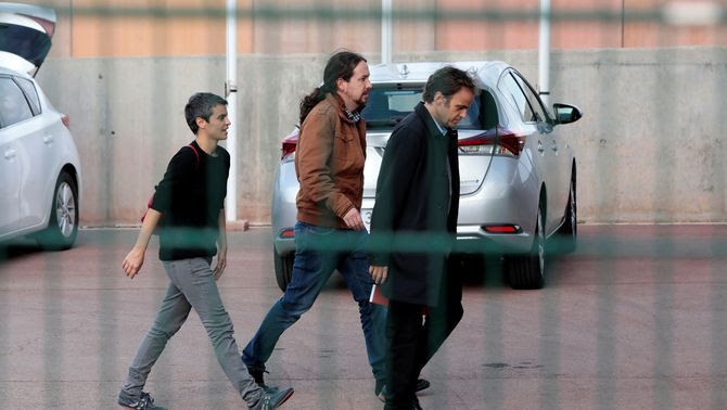 Pablo Iglesias entra a la presó de Lledoners amb Jaume Asens i Lucia Martín (EFE)