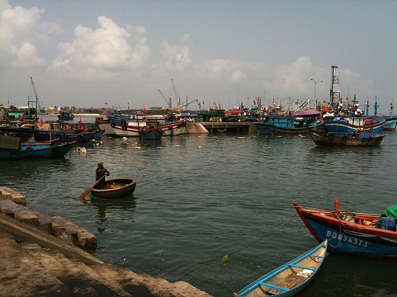 File:Boats at Quy Nhon Wharf.JPG