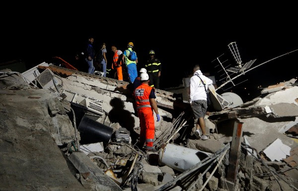 בילד: רעטונג ארבייטער ראטעווען דריי ברודער פון אונטער די ברוכווארג נאך ערד ציטערניש אין איטאליע