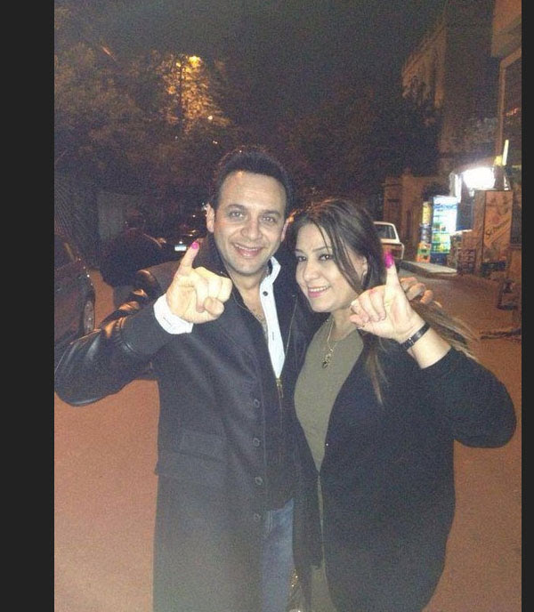 ونشر قمر عبر حسابه على instagram مجموعة صور له مع زوجته وتمنى لها عاما سعيدا معبرا عن حبه الكبير لها. Ù…ØµØ·ÙÙ‰ Ù‚Ù…Ø± ÙŠØ´Ø§Ø±Ùƒ ÙÙŠ Ø§Ù„Ø§Ø³ØªÙØªØ§Ø¡ Ù…Ø¹ Ø²ÙˆØ¬ØªÙ‡ ØµÙˆØ± Ø¬ÙˆÙ„ÙˆÙ„ÙŠ