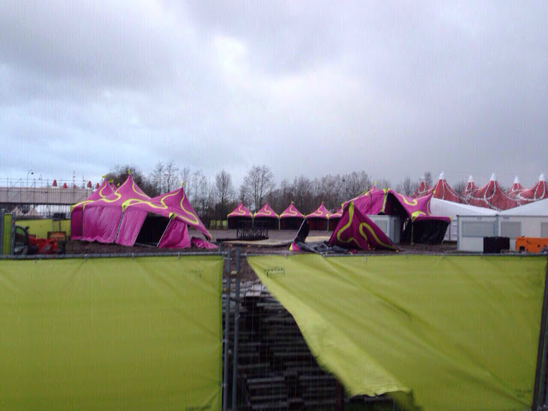Explore more {{distance}} {{unit}} from your location. Grote Schade Op Paaspop Schijndel Door Storm Modder Wordt Afgevoerd