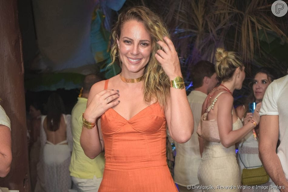 Paolla Oliveira usou laranja na festa de RÃ©veillon 2019, em Trancoso