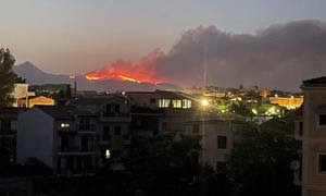 Los incendios forestales en el noreste de la isla de Corfú (Grecia) pueden verse claramente desde la ciudad de Corfú.