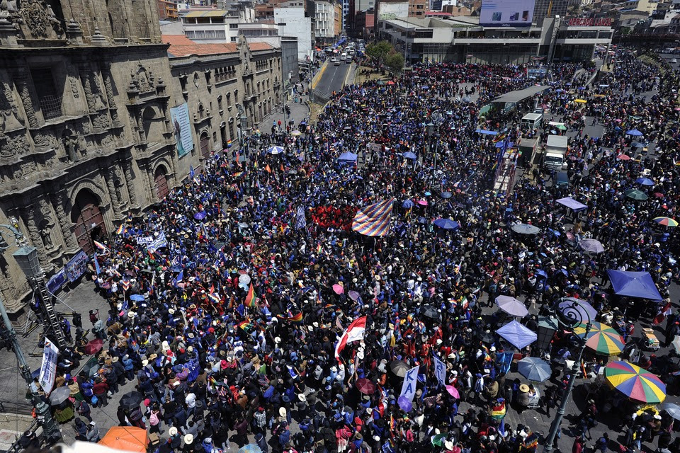 119174 pueblo 20boliviano 20festejando