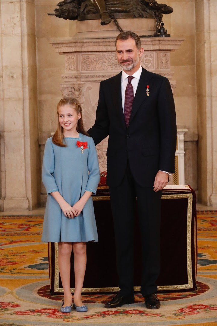 El rey Felipe VI, el 30/01/2018 en Madrid, España, junto a su hija, la princesa Leonor. a la que le otorgó la  máxima distinción que concede la Corona española, el Collar de la Insigne Orden del Toisón de Oro (dpa).