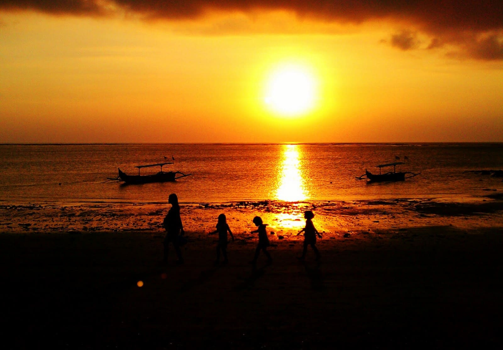 Tepi Pantai Matahari Terbenam Lukisan Pemandangan Waktu Senja