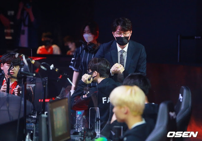 당장 양대인 감독이 이끌었던 2020 담원도 스프링 성적이 좋지 않아서 2020 서머에서 우승을 못했다면 얄짤없이 선발전으로 굴러떨어질 운명이었으며, 더 과거로 돌아가면 2018 서머에 승격한 그리핀은 2018 서머에서 준우승을 거두었음에도 스프링 서킷 포인트가 없어서 선발전으로 떨어져서 젠지에게 패해 탈락했다. Lck ë¦¬ë·° ë°˜ê°€ìš´ íŽ˜ì´ì»¤ ì´ìƒí˜ì˜ í™œì•½ ë©ë‹¬ì•„ ì‹ ë‚œ ì–'ëŒ€ì¸ ê°ë… ë¯¸ì£¼ì¤'ì•™ì¼ë³´