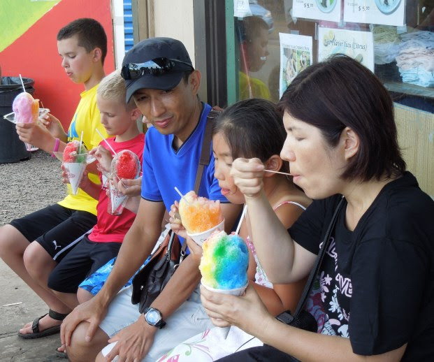 Du khách thưởng thức xi-rô ba mầu shave ice ở tiệm Matsumoto, Oahu