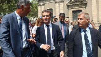 Pablo Casado, amb Xavier García Albiol i Alberto Fernández Díaz al seu costat (ACN)