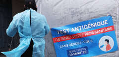 (220401) -- PARIS, April 1, 2022 (Xinhua) -- A medical staff member adjusts a sign in the wind at a fast COVID-19 test screening tent in Paris, France, April 1, 2022. The French Interior Ministry announced on Wednesday a health protocol for the polling stations during the upcoming presidential elections on April 10 and 24.
   According to the ministry, the vaccine pass or a negative COVID-19 test result will not be required for those entering polling stations.
   France reported on Tuesday 217,480 COVID-19 cases, the highest daily number since the country lifted most COVID-19 restrictions on March 14. On Wednesday, 169,024 new COVID-19 cases were reported. (Xinhua/Gao Jing) - Gao Jing -//CHINENOUVELLE_15370028/2204011551/Credit:CHINE NOUVELLE/SIPA/2204011601