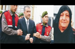 Vedat peker ve atilla peker adlarında iki erkek kardeşi vardır. Sedat Peker In Anne Acisi