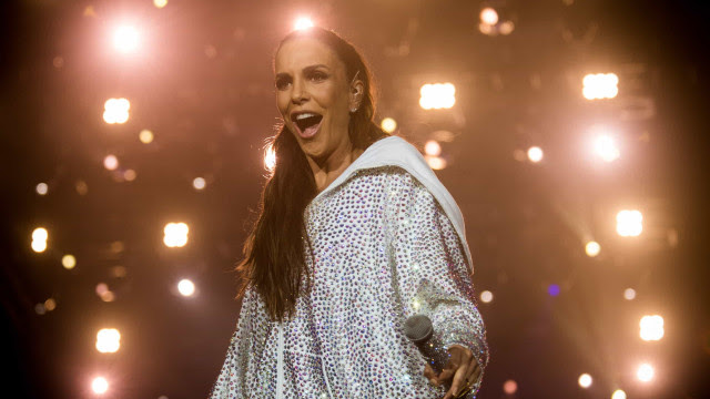 Ivete Sangalo comemora 'conforto da democracia' do Brasil no Festival de Verão