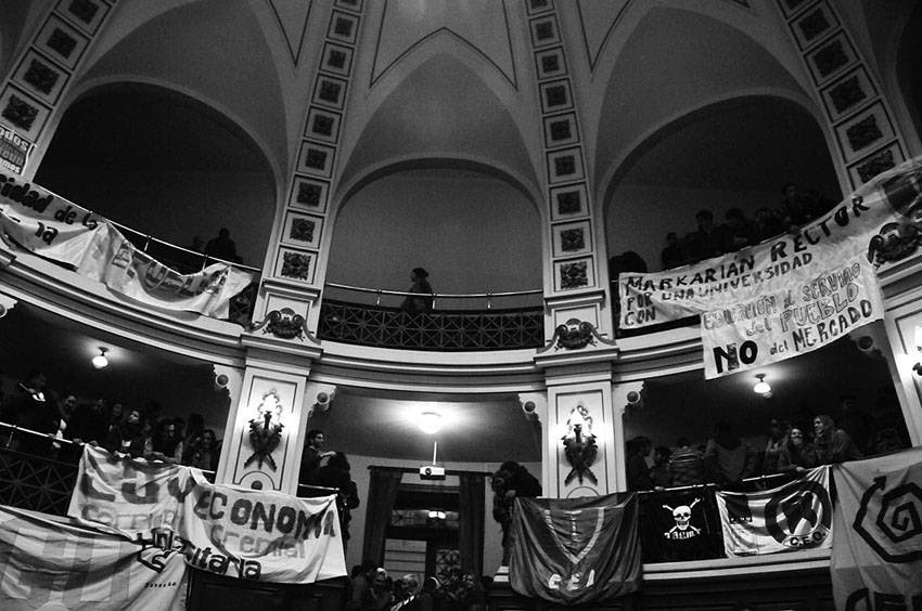 Paraninfo de la Universidad luego de finalizada la votación de los diferentes órdenes en la Asamblea General del Claustro, que procalamó a Roberto Markarian. / Foto: Fernando Morán 