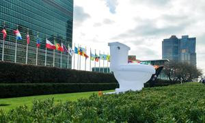 Un retrete hinchable gigante se encuentra en el jardín delantero de la sede de la ONU para conmemorar el Día Mundial del Retrete.