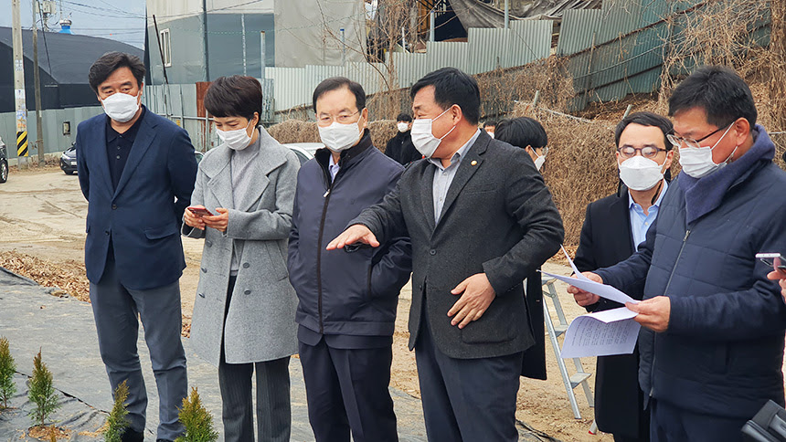 정무비서관에는 '0선'의 김한규(47) 더불어민주당 전 법률대변인을, 청년비서관에는 20대 박성민(25) 정치권에서는 정무비서관에 국회의원 경험이 없는 김 신임 비서관을 임명한 것은 이례적이란 평가가. ë°•ì„±ë¯¼ ì˜ì› Lhì§ì› íˆ¬ê¸°ì˜í˜¹ í˜„ìž¥ ë°©ë¬¸í•´ ì² ì €í•œ ì¡°ì‚¬ ì•½ì† ìš¸ì‚°ë§¤ì¼