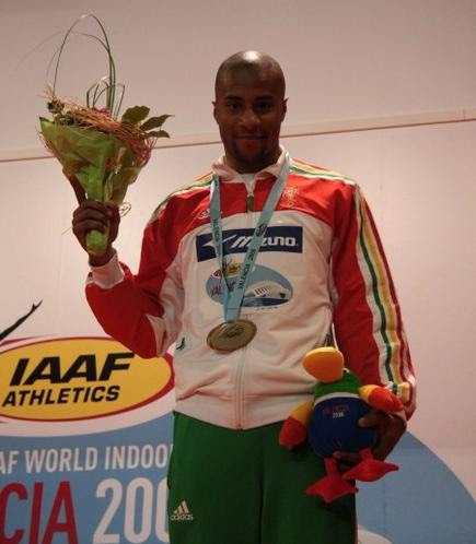 O atleta do triplo salto nelson évora, campeão olímpico em 2008, revelou hoje que se submeteu a uma operação ao menisco em março deste ano, ficando com menos de 18 semanas para preparar os jogos olímpicos tóquio2020. Nelson Evora Em Pequim Pequim 2008 Jogos Olimpicos