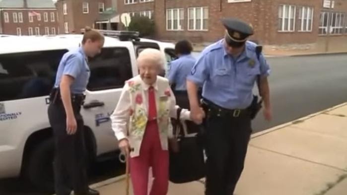 VIDEO. A 102 ans, elle réalise son rêve : se faire arrêter par la police