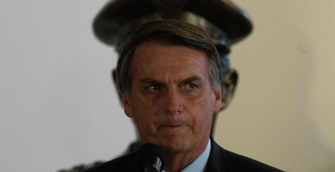 El presidente de Brasil, Jair Bolsonaro, participa hoy en la ceremonia de posesión del nuevo Ministro de Defensa, el general Fernando Azevedo e Silva, en Brasilia (Brasil). Bolsonaro honró hoy al nuevo ministro de Defensa, el general Fernando Azevedo e S