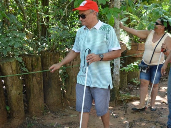 Deficientes fizeram todo percurso da trilha dentro do parque orientados por cordas-guia