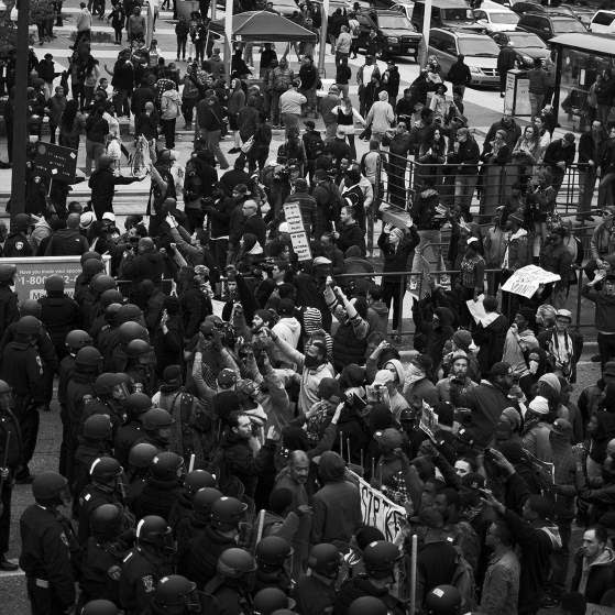 Choque entre la policía y los manifestantes en Baltimore. Foto: Devin Allen.