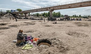 El desecado río Manambovo, en Madagascar, donde la comunidad utiliza el agua estancada que queda para hidratar su ganado, para lavar la ropa, para ducharse y para su hogar. 