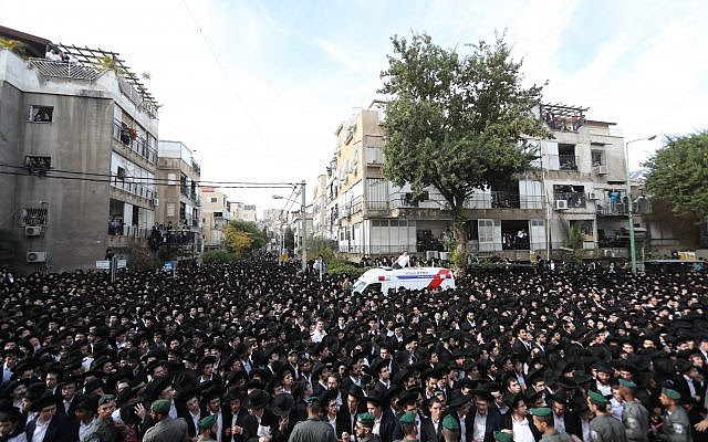 בילד: הונדערטער טויזנטער באגלייטן דעם ארון פון הגאון הגדול רבי אהרן יהודה ליב שטיינמאן זצ"ל בעל ״איילת השחר״