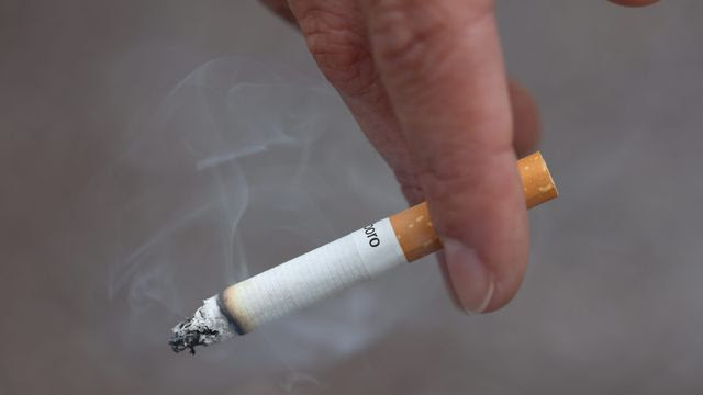 Tabac : avec "12 millions de fumeurs quotidiens" le niveau de tabagisme "reste élevé en France en 2022", selon Santé publique France