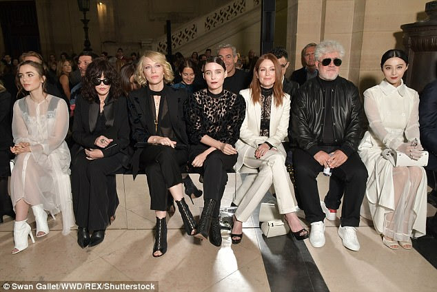 Star studded: Cate foi acompanhado por outros A-listers no show, incluindo Julianna Moore, Pedro Almodovar e Fan BingBing