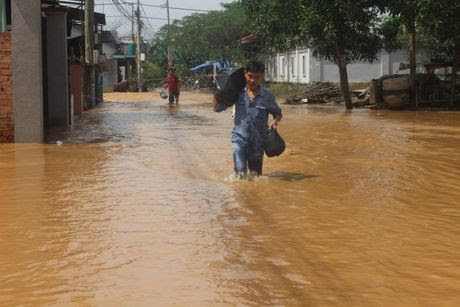 Dong Nai: Hon 2.000 hoc sinh nghi hoc do nuoc lu dang cao - Anh 3