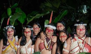 Mujeres de nacionalidad Waorani posan para un retrato durante el Encuentro de Mujeres Indígenas Voz, Cuerpo y Territorio. Puyo, Ecuador. Marzo 16,2022.