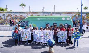 Niños participantes en un evento sobre el cambio climático.