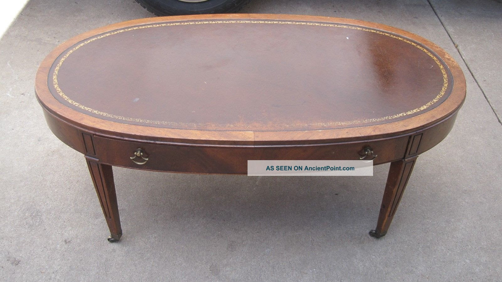 There are 91 antique and vintage small oval coffee tables for sale at 1stdibs, while we also have 12 modern editions to choose from as well. Antique Wooden Oval Coffee Table With Leather Top Drawer