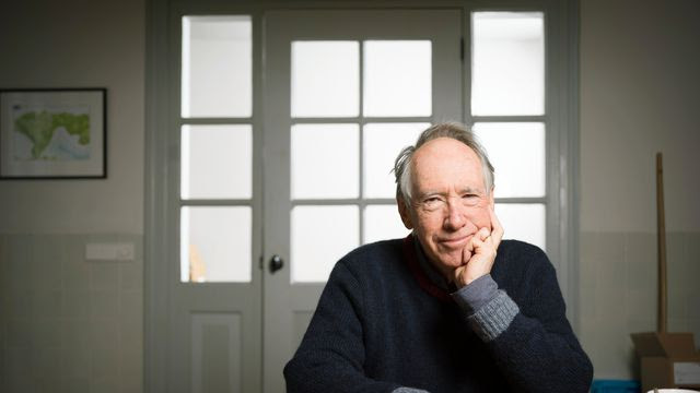 Schrijver Ian McEwan: ‘Herinneringen ophalen kan ook heel vrolijk zijn’