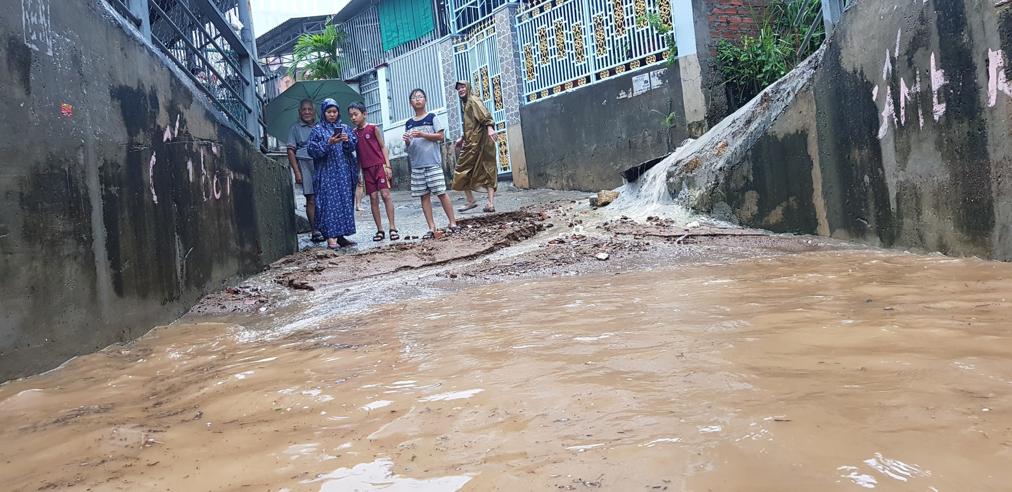 Ngập lụt kinh hoàng ở TP.Nha Trang: Ô tô bơi như tàu ngầm, đồ vật trong nhà chìm trong biển nước