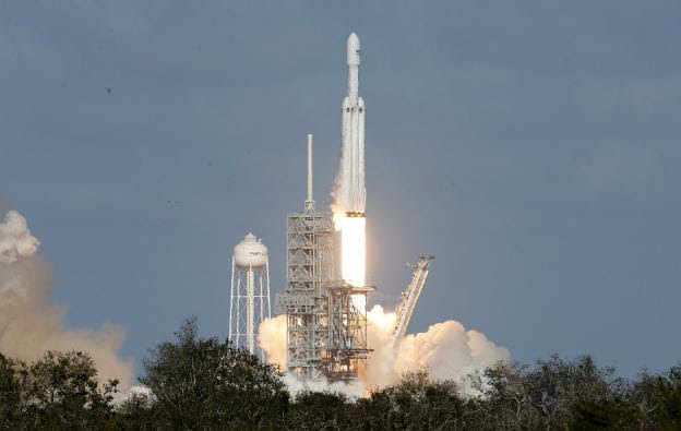 Lanzamiento ayer del Falcon Heavy en Cabo Cañaveral. /  REUTERS