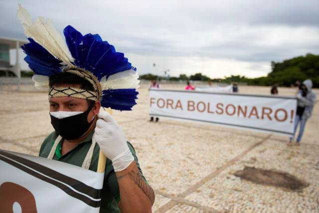 Bolsonaro vai à cúpula com promessas em busca de verba dos EUA