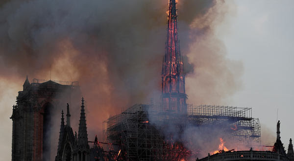 A queda do pináculo de Notre-Dame 
