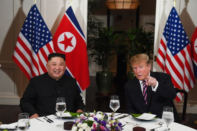 Bữa tối xã giao: Hai ông Trump-Kim vui vẻ, TT Mỹ nhờ phóng viên chụp ảnh lãnh đạo sao cho đẹp - Ảnh 1.