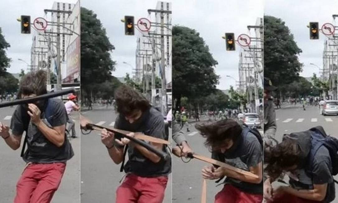 Capitão Augusto Sampaio de Oliveira Neto atingiu com cassetete estudante Mateus Ferreira da Silva Foto: Reprodução