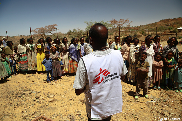El traductor de MSF, Tedros, da instrucciones a las mujeres que esperan con sus hijos para una consulta médica en una clínica móvil en la aldea de Adiftaw, en la región de Tigray, en el norte de Etiopía.