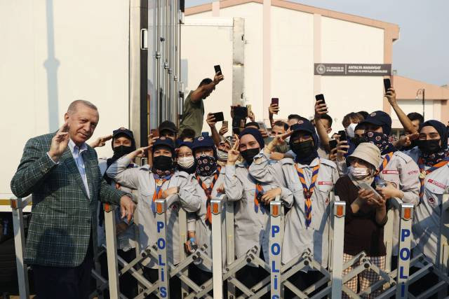 Na Turquia, crise política derruba apoio a partido de Erdogan