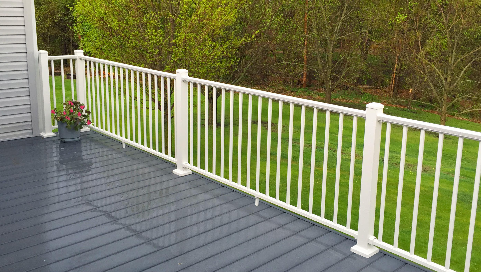 Easyrailings deck and patio aluminum railing systems are available in five distinct styles to complement traditional and modern residential and commercial settings. Prestige Aluminum Railing