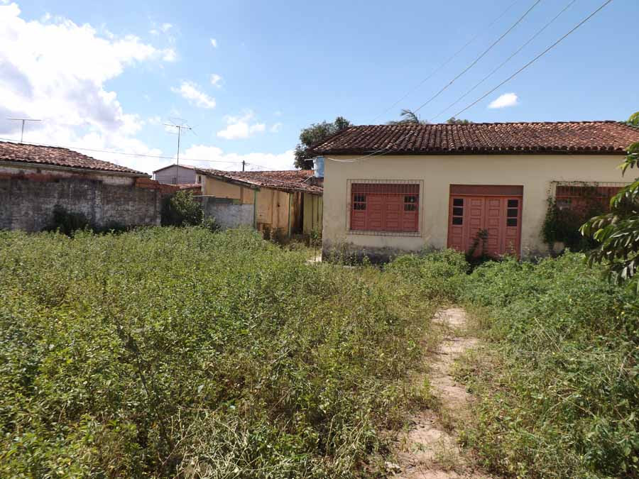 Casa de passagem de Conceição do Jacuípe abandonada e tomada pelo mato